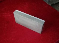 此法是综合爆炸复合技术和轧制复合技术各自 的