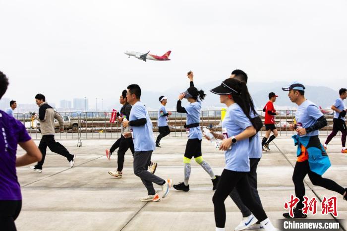 内地首个以机场跑道为主题的路跑在深圳机场举