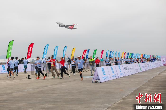 内地首个以机场跑道为主题的路跑在深圳机场举