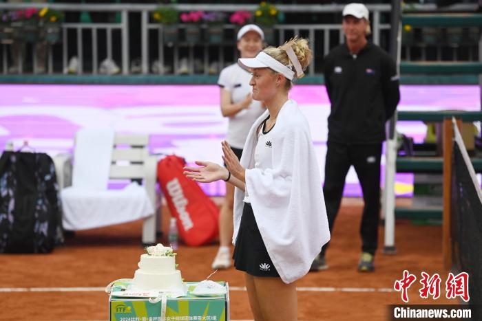 比利·简·金杯赛场上的生日派对：卢特利芙获赠