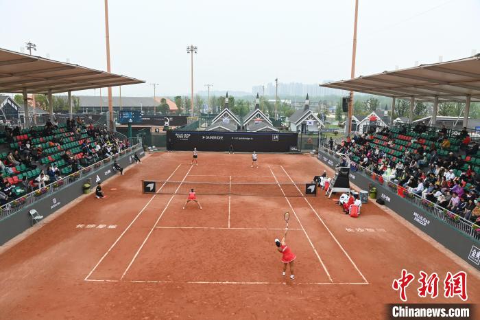 比利·简·金杯赛场上的生日派对：卢特利芙获赠