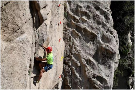 刘加登顶华山岩壁赛 获男子专业组冠军