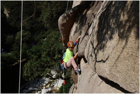 刘加登顶华山岩壁赛 获男子专业组冠军