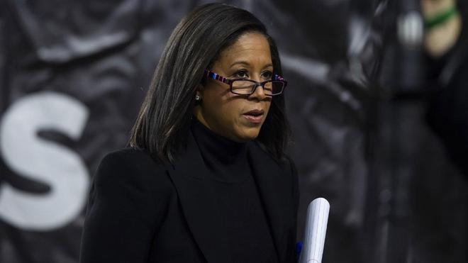 勒布朗·詹姆斯赛后致敬资深记者 手肘受伤仍坚