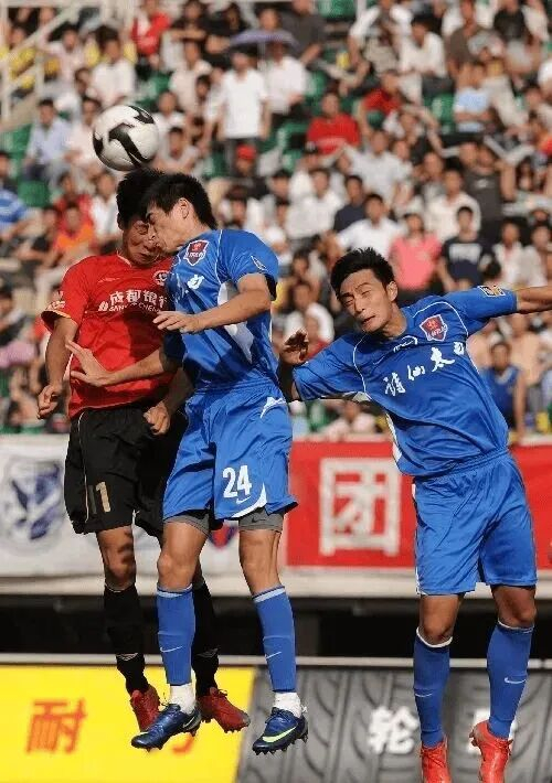 三十余载川渝德比：从兄弟情深到双城共鸣的足