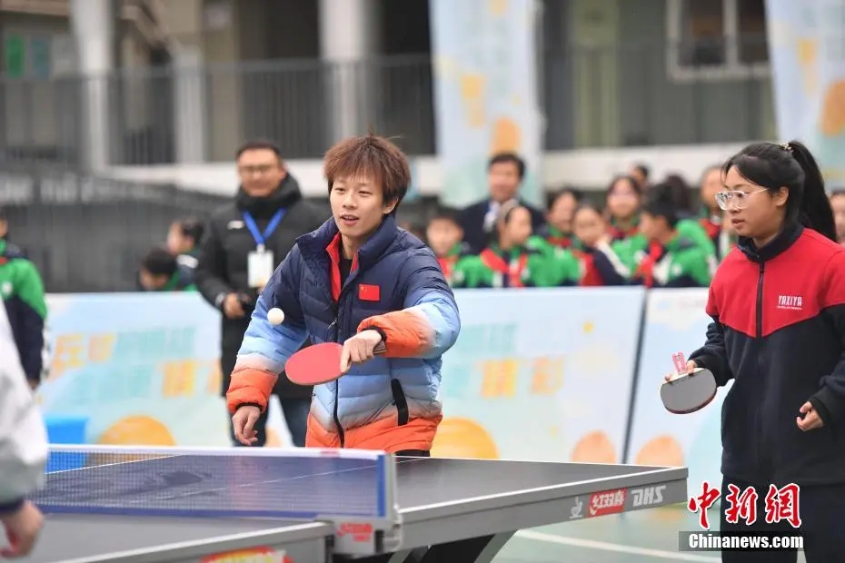 林高远捧得年度社交影响力运动员奖杯：从乒乓