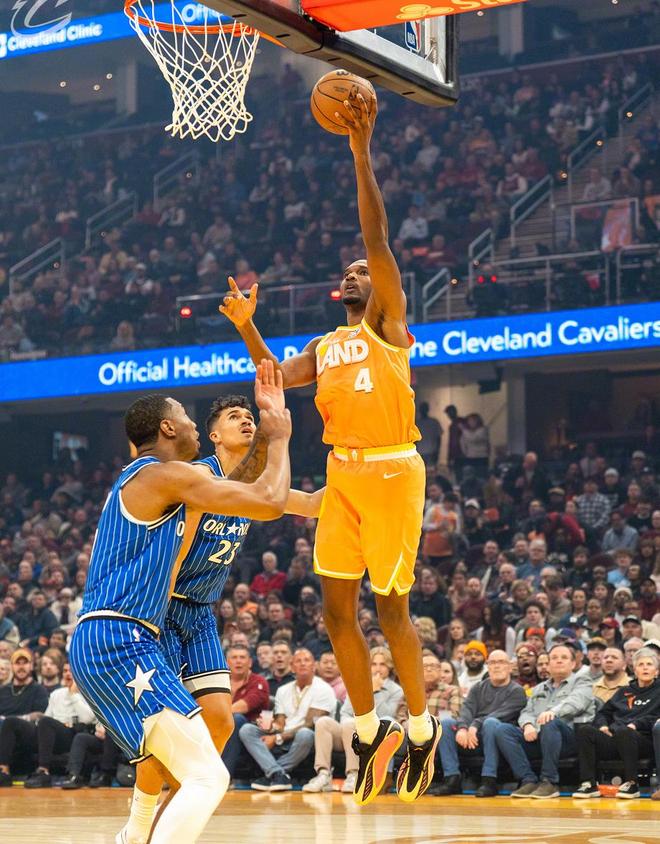 米切尔狂砍42分率骑士力克魔术送对手六连败