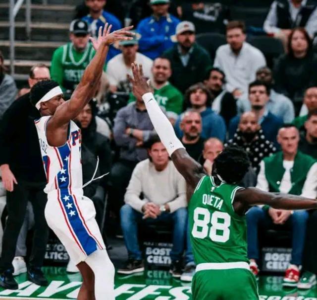 76人客场逆转凯尔特人系列赛1-1平局