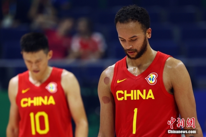 8月26日晚,中国男篮在菲律宾马尼拉迎战本届世界杯小组赛的首个对手塞尔维亚队,结果以63:105告负。图为李凯尔(1号)与周鹏(10号)。图/视觉中国